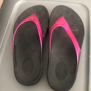 OOFOS SZ W 7 pink in color gently worn never got broke in
